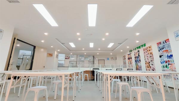 南陽金善化妝美甲美發(fā)培訓(xùn)學(xué)校